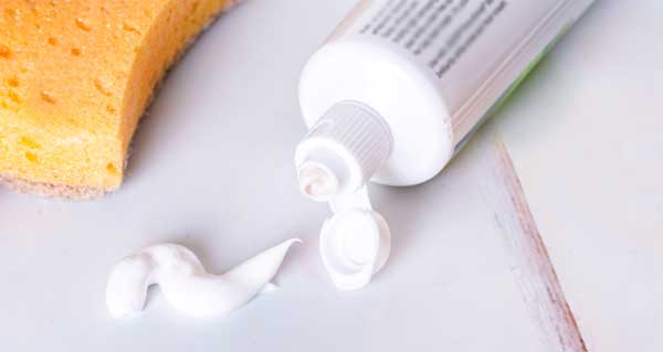 Como usar pasta de dente para limpar metal