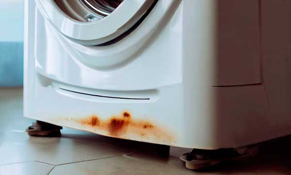 Maquina de lavar roupa com ferrugem na parte inferior